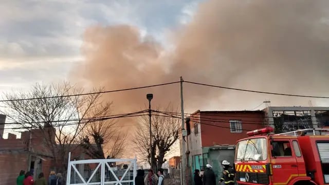 Incendio en depósito de cartones de Villa Itatí