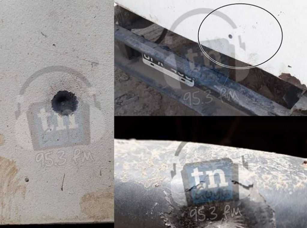 Los orificios que dejó el impacto de las balas en el móvil del DPEC. (Foto: TN Goya)