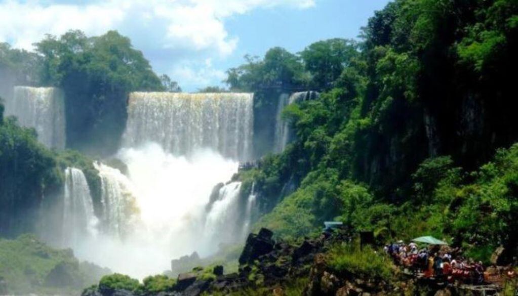 Iguazú en crisis por la afluencia de pasajeros argentinos que provienen de zonas de circulación del virus, infectado o no, pero que deben ir a cuarentena y saturan el puente Tancredo Neves. (CIMECO)