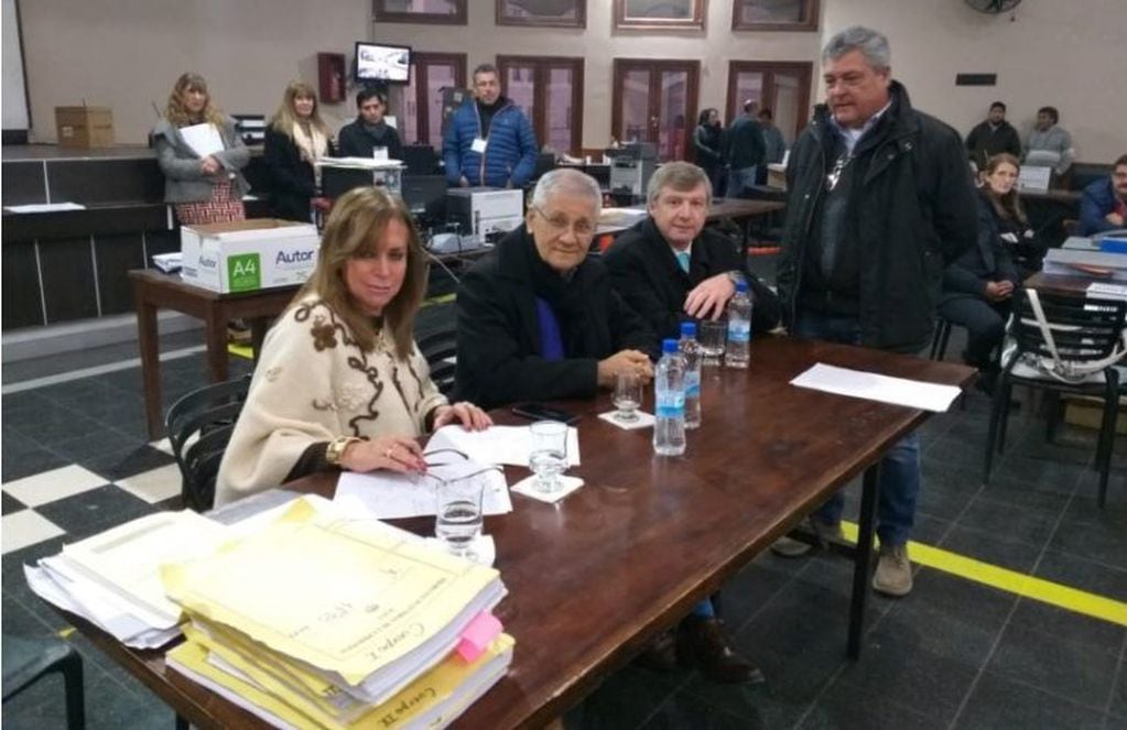 Los miembros del Tribunal Electoral de la Provincia, María Mercedes Portal de Albisetti, Federico Otaola y Alejandro Ficoseco, junto al secretario Horacio Pasini Bonfanti.