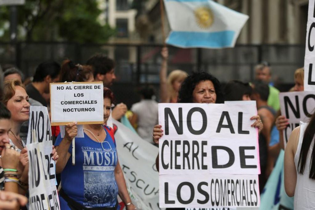 Trabajadores de la educación se movilizan hasta la Legislatura de Buenos Aires para protestar contra el cierre de catorce escuelas nocturnas. (EFE/Juan Ignacio Roncoroni)