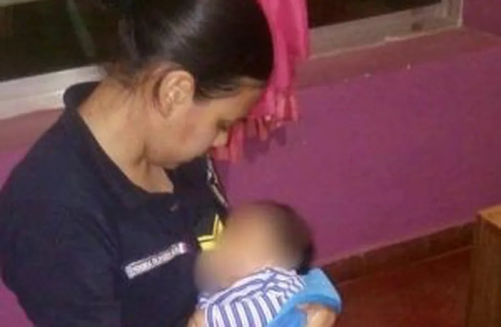 Miriam Olivera, la cabo de policía que amamantó a un bebé a quien su madre se negaba a alimentar en Aristóbulo del Valle. (Policía de Misiones)