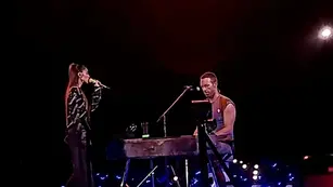 Tini cantó junto Coldplay