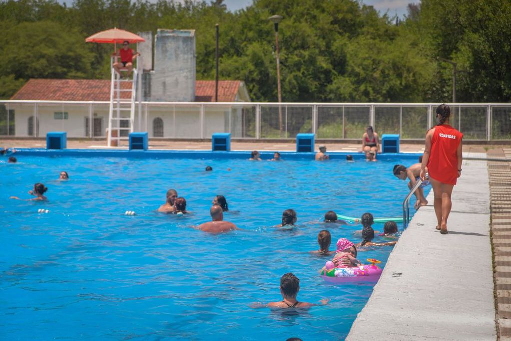 La piscina tiene guardavidas y capacidad para 700 personas.
