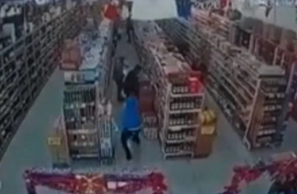 Balearon a un supermercadista chino en Mar del Plata en un aparente ataque mafioso (Imagen: Captura Cámara de Seguridad)