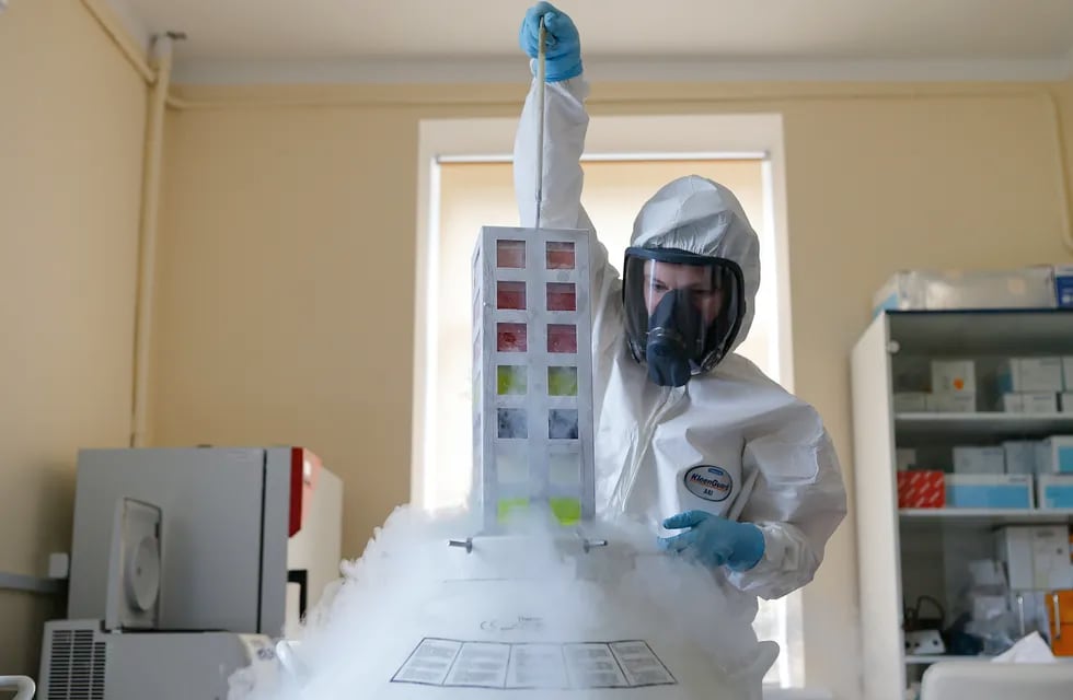 Un empleado trabaja con una vacuna contra el coronavirus en el Centro Nacional de Epidemiología y Microbiología Nikolai Gamaleya en Moscú, Rusia.