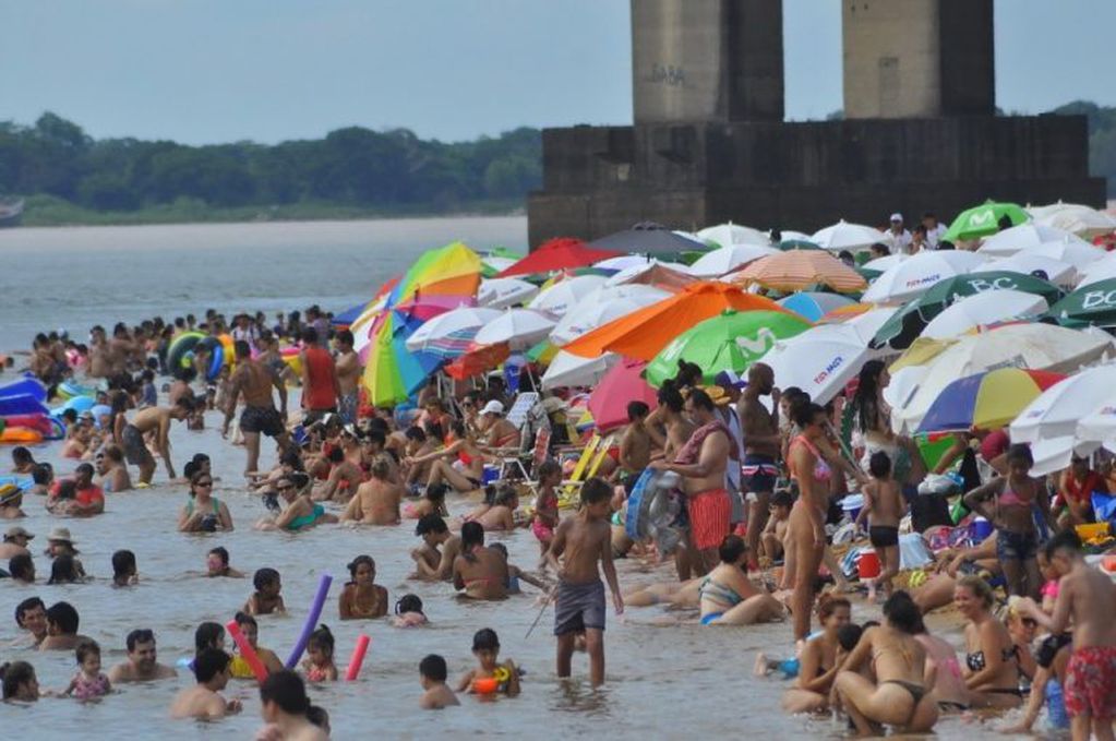 En enero de este año la temperatura en la capital correntina rozó los 50 grados y explotaron las playas del río Paraná.