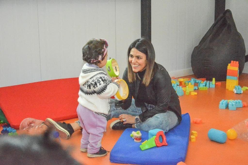 La secretaria de Políticas Sociales, Sanitarias y Derechos Humanos de la Municipalidad de Ushuaia, Sabrina Marcucci, comenzó a tratar con los niños y niñas en el período de adaptación.