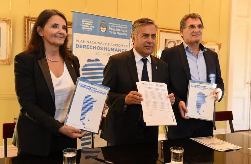 Cornejo y el secretario de Derechos Humanos y Pluralismo Cultural de la Nación, Claudio Avruj,  firmaron un convenio de cooperación mutua .