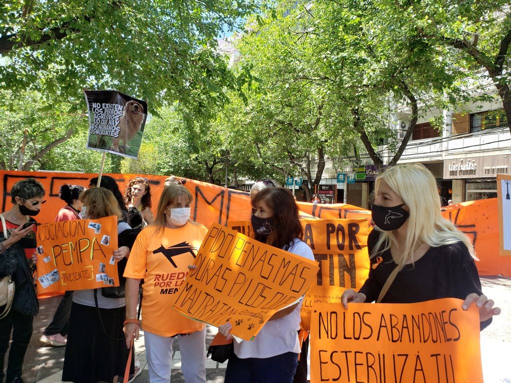 Personas autoconvocadas con carteles de color naranja
