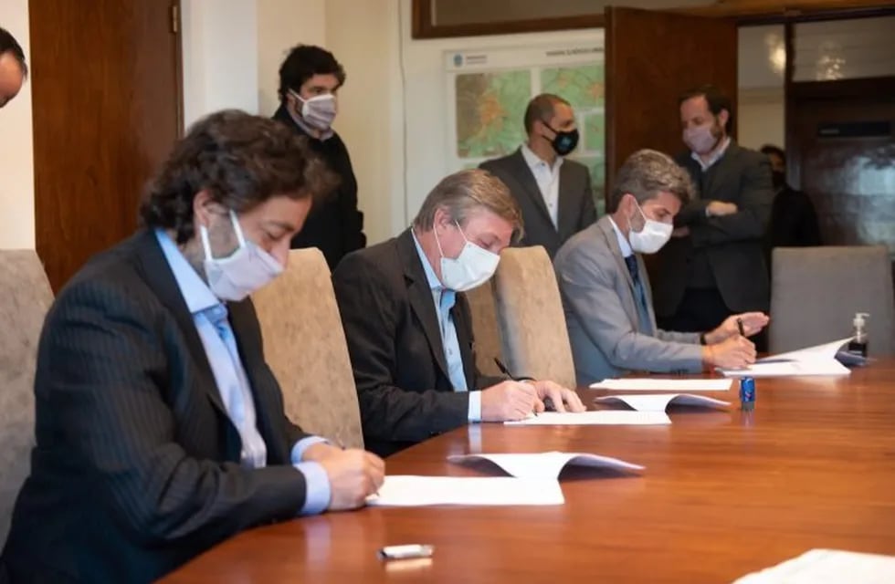 La firma del acuerdo conciliatorio entre la Municipalidad de la Ciudad de Mendoza, el asesor Ricardo Canet, Fernando Simón de la Fiscalia de Estado y representantes de la Sociedad San Vicente de Paul.