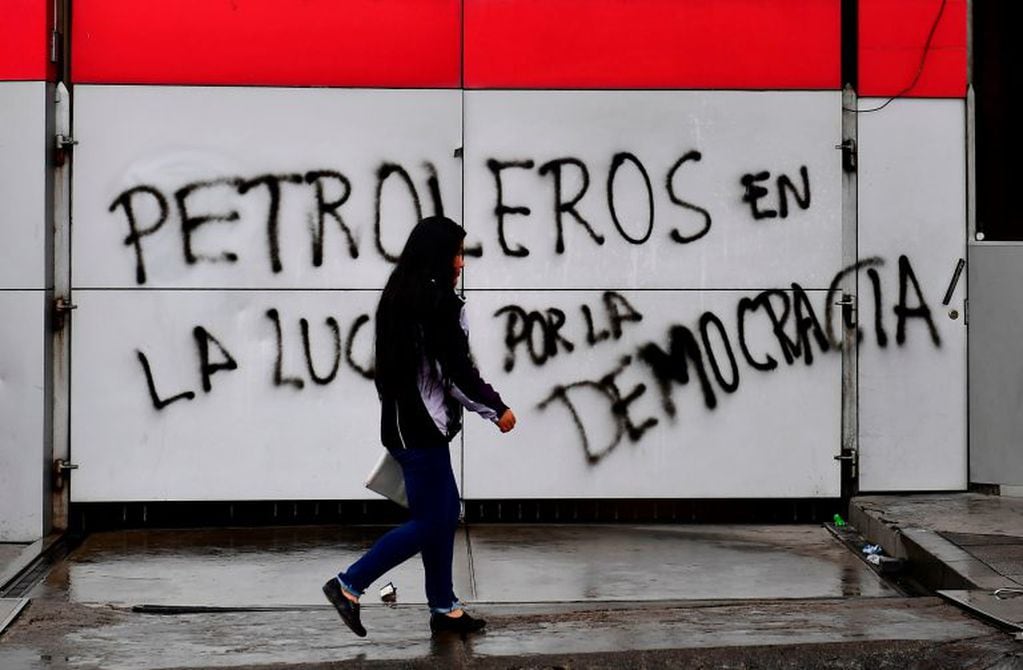 Una mujer camina junto a una pared con un graffiti en La Paz el 11 de noviembre de 2019. Crédito: RONALDO SCHEMIDT / AFP.