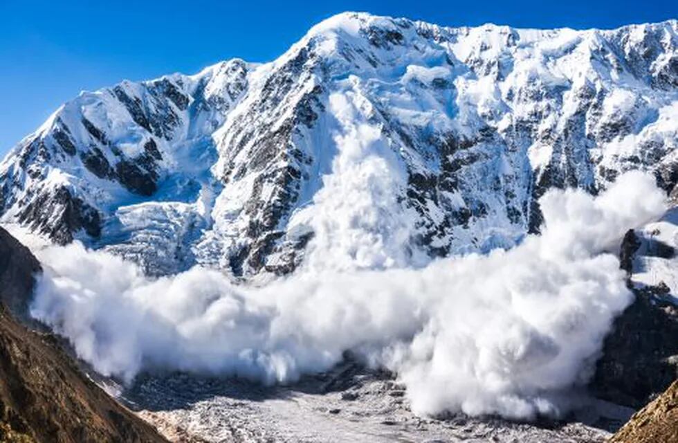 Se registró una fuerte avalancha en el Cerro Bayo, Neuquén.