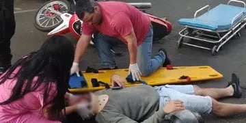 Accidente en pleno centro de Posadas: un motociclista terminó herido