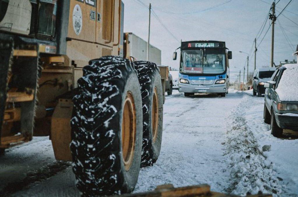 Operativo Invernal, más de 50 vehículos trabajan en toda la ciudad para garantizar la circulación.