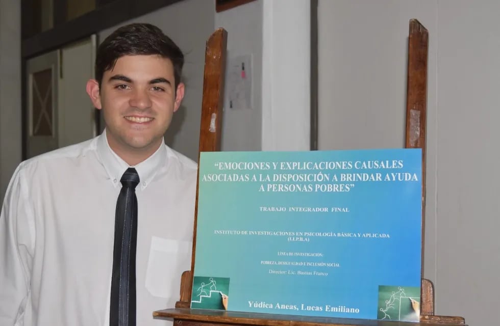 El joven recibió el premio Domingo Faustino Sarmiento, además de alcanzar su título universitario.
