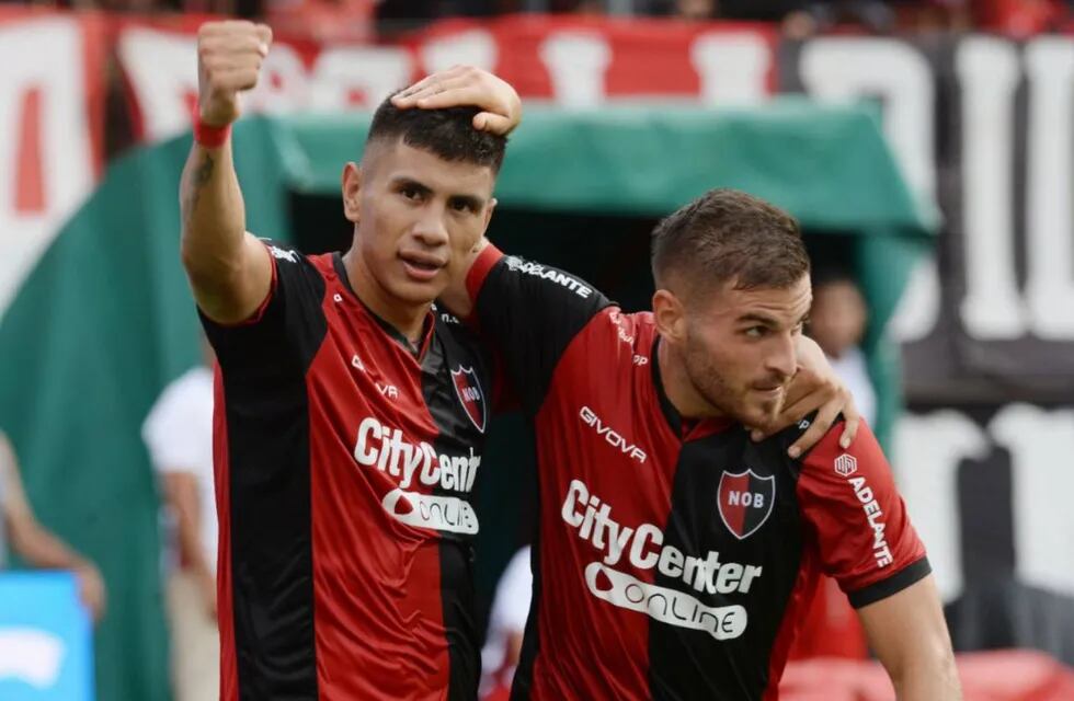 El futbolista nacido en Rafaela se fue reemplazado ante una lluvia de aplausos desde la tribuna.