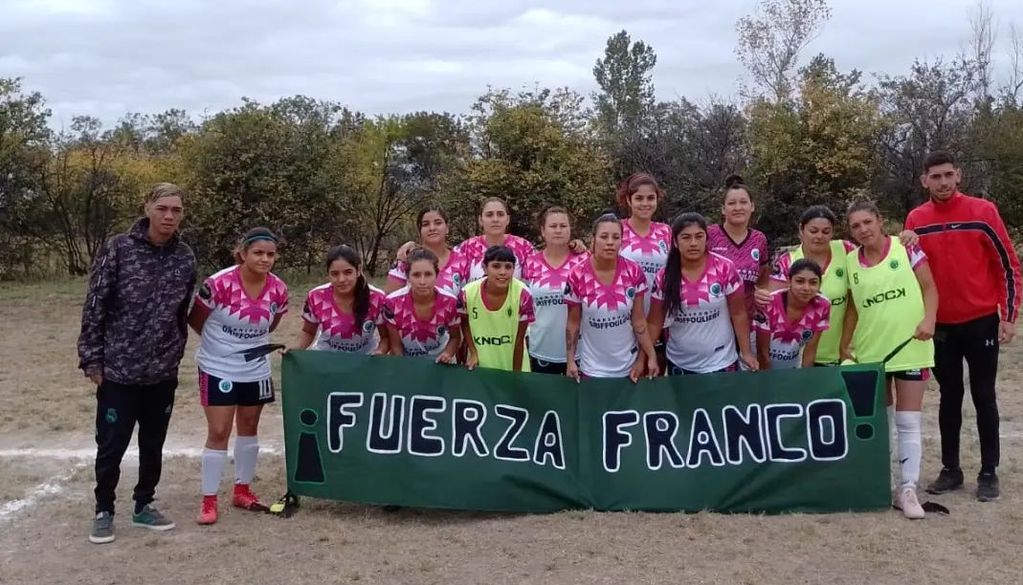 El equipo femenino de Atlético Brarrancas y su apoyo incondicional con Franco.
