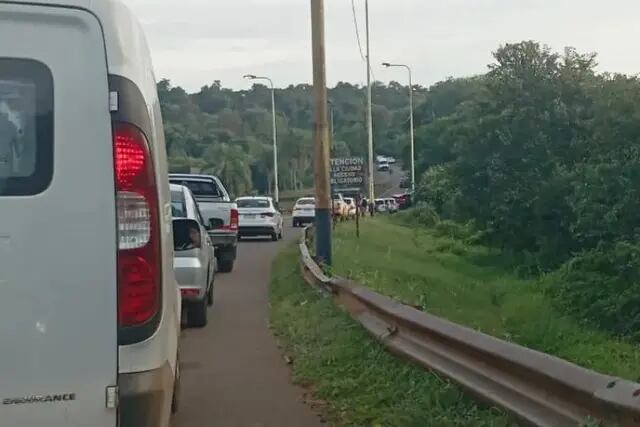 Fin de semana largo en Puerto Iguazú: se registran largas filas en el Puente Tancredo Neves