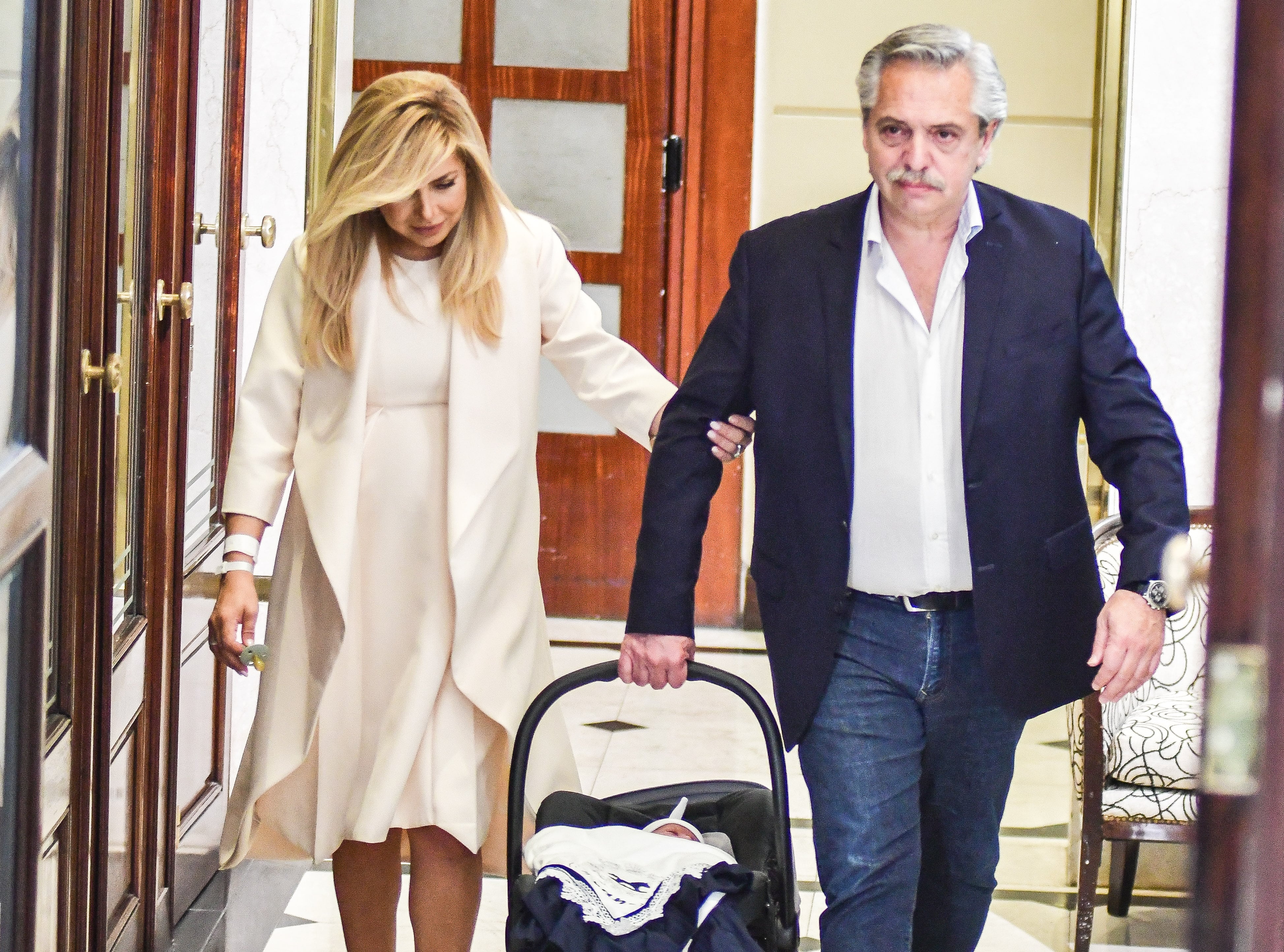 Alberto Fernández y Fabiola Yañez con su hijo recién nacido Francisco en el Hospital Otamendi
Foto Federico Lopez Claro