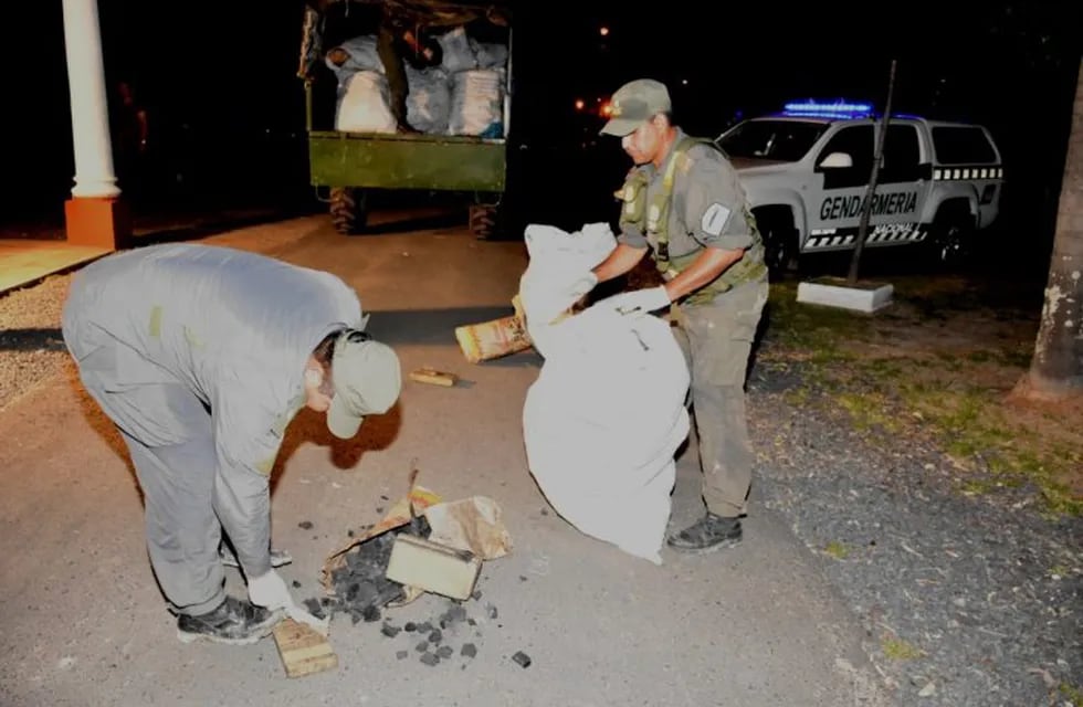 Los uniformados encontraron 21 bolsas de arpillera y una valija (Foto: Prensa del Ministerio de Seguridad de la Nación)
