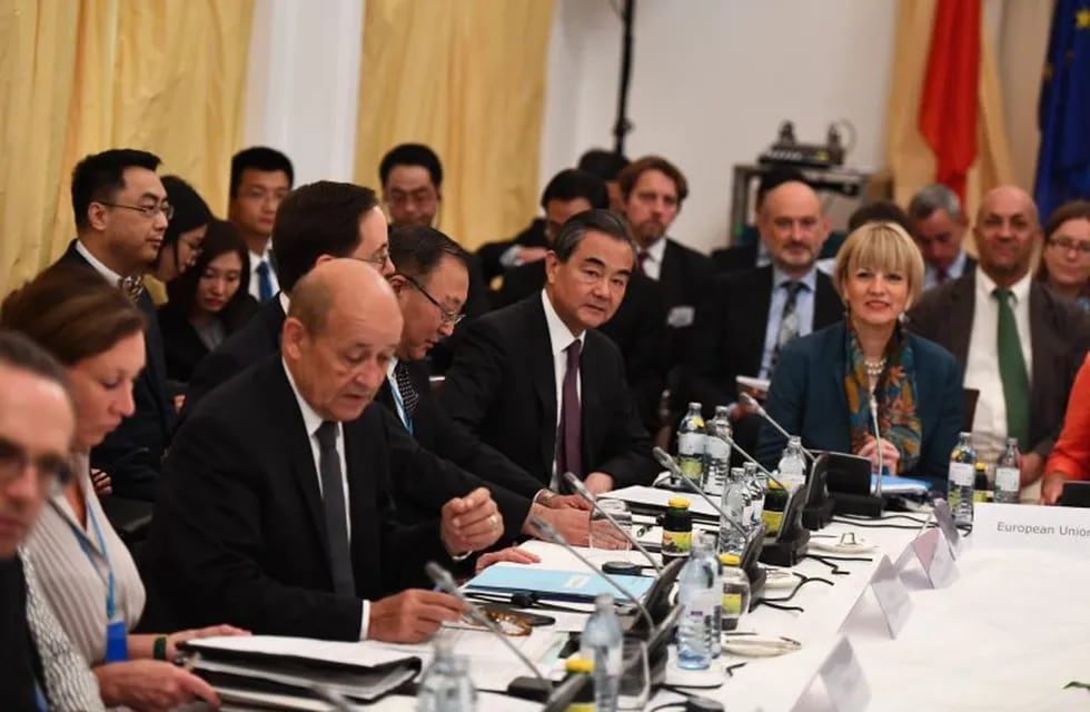 El ministro de Asuntos Exteriores de China,Wang Yi en Viena, reunión del \