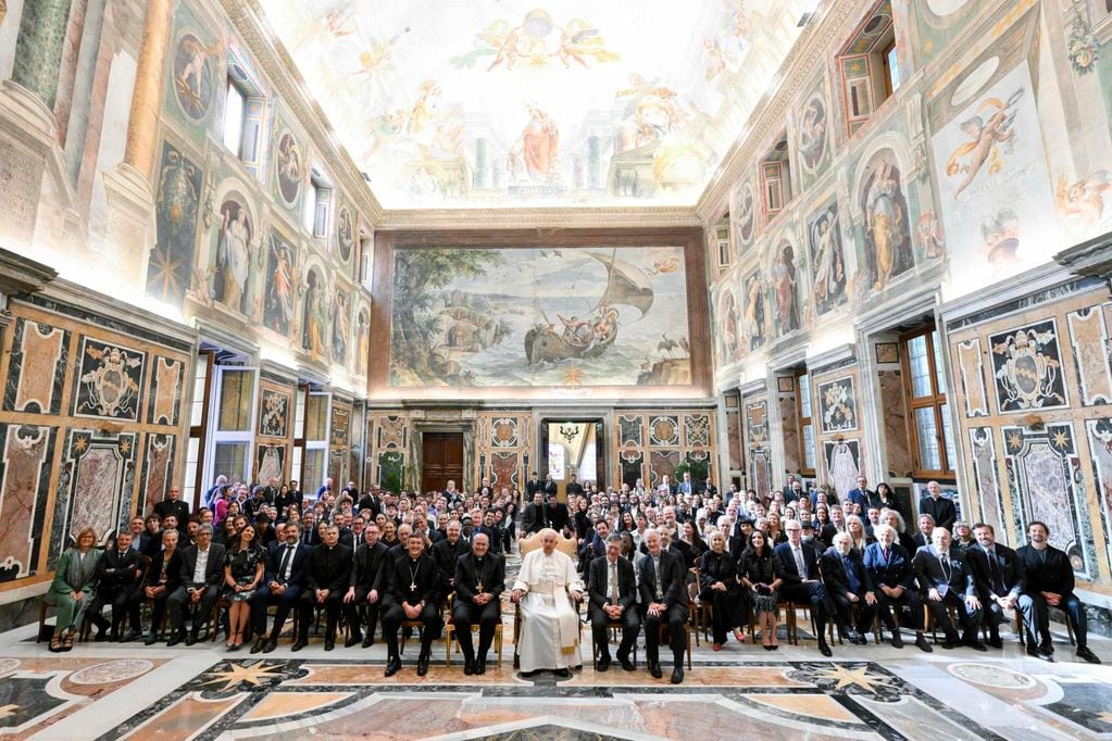Vatican City (Vatican City State (holy See)), 14/06/2024.- A handout photo made available by Vatican Media shows Pope Francis (C) posing for a group photograph during a meeting with over 100 comedians from around the world, in the Sala Clementina in Vatican City, in Vatican City, 14 June 2024, before the pontiff's departure for the G7 Summit in southern Italy. (Papa, Italia) EFE/EPA/VATICAN MEDIA HANDOUT HANDOUT EDITORIAL USE ONLY/NO SALES HANDOUT EDITORIAL USE ONLY/NO SALES
