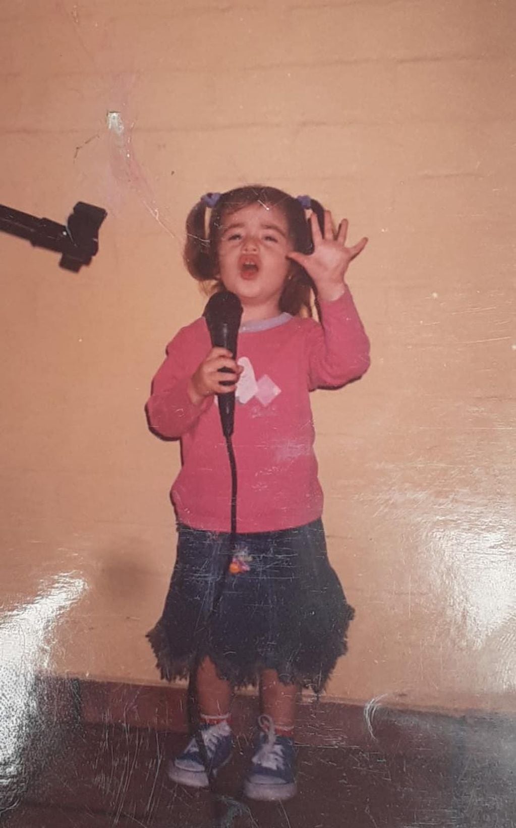 Desde niña, Victoria soñaba con sostener un micrófono arriba de un escenario.