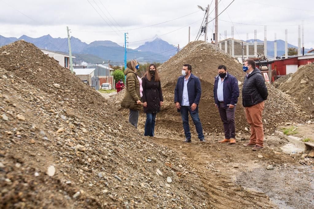 El intendente de Ushuaia Walter Vuoto recorrió junto a la legisladora provincial Laura Colazo y al concejal Gabriel de la Vega las obras de pavimentación.