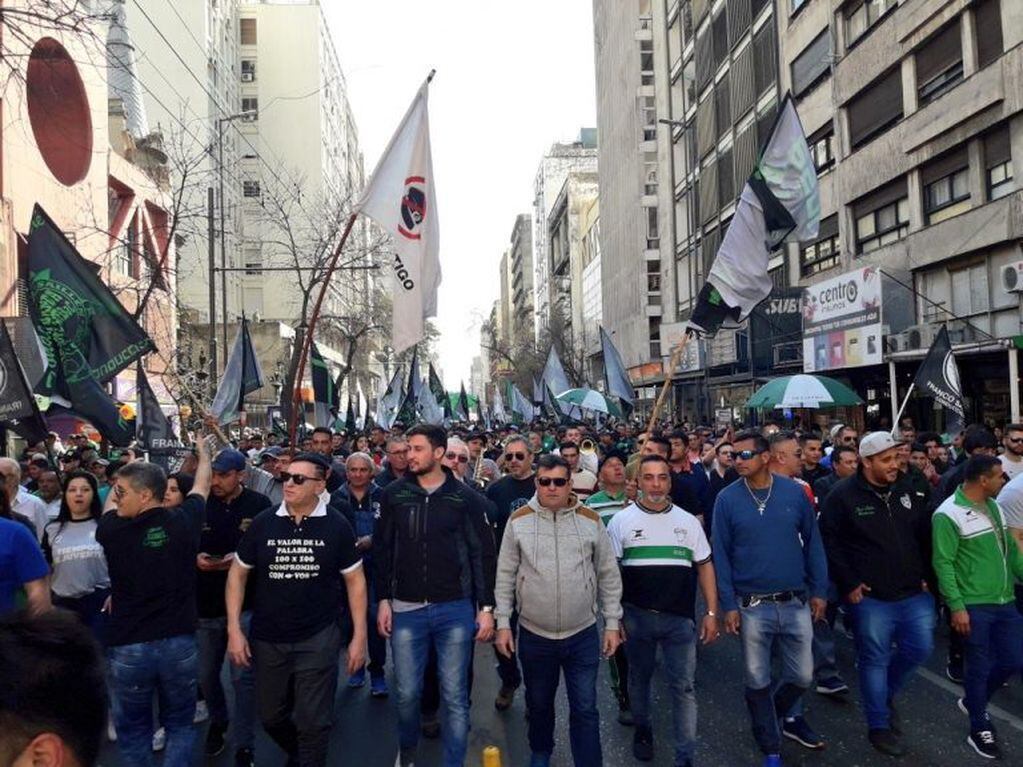 La movilización de la CGT avanza por las calles de la ciudad en Córdoba.