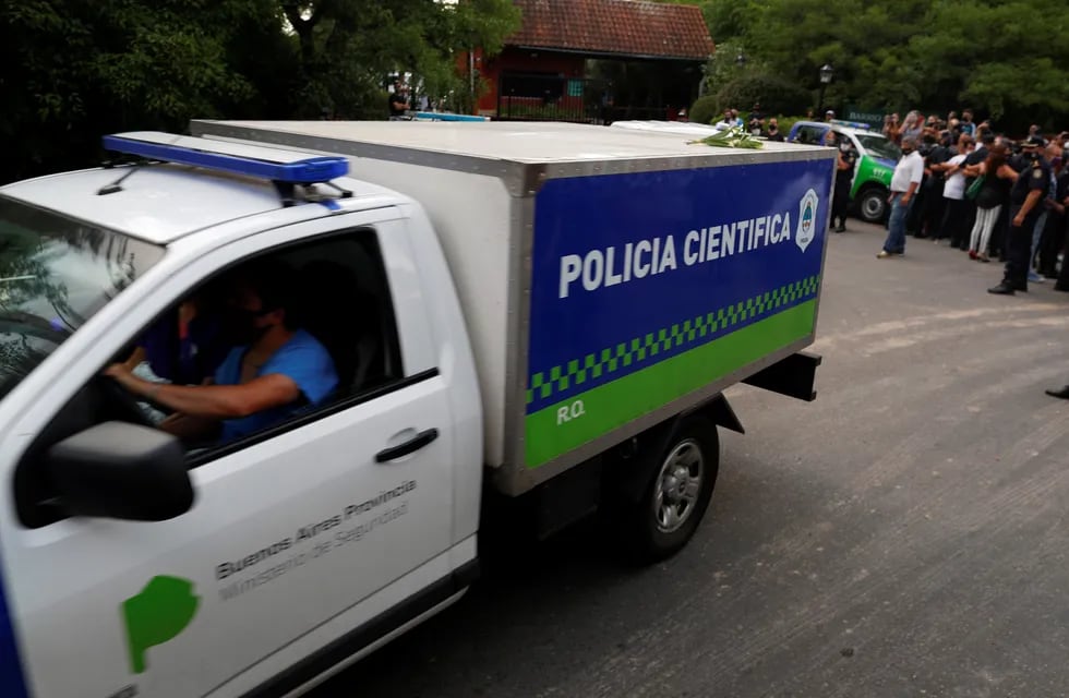 Un vehículo de la policía científica traslada el cuerpo de Diego Maradona sale de la casa donde se hospedaba, en Tigre. (Foto: REUTERS / Agustin Marcarian)