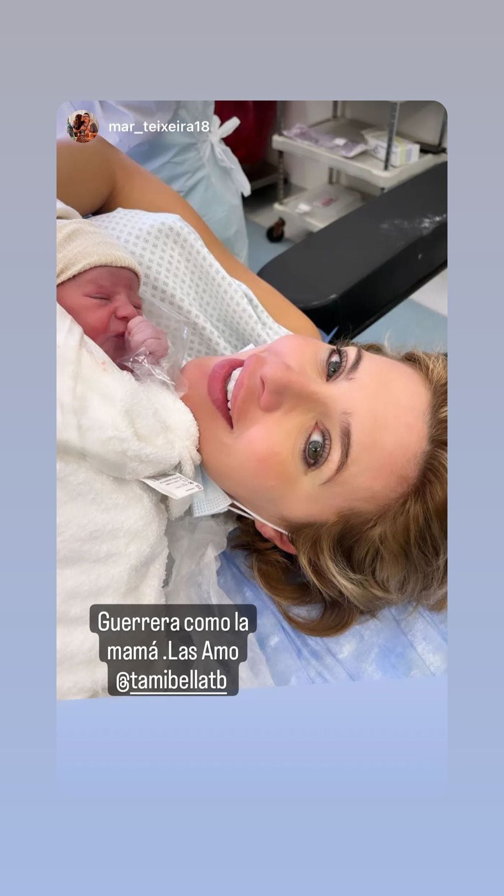 Tamara junto a su hija Bruna, en el parto.