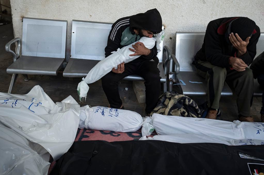 Palestinos lloran la muerte de familiares en un bombardeo israelí sobre Rafah, en el sur de la Franja de Gaza, el 13 de enero de 2024.