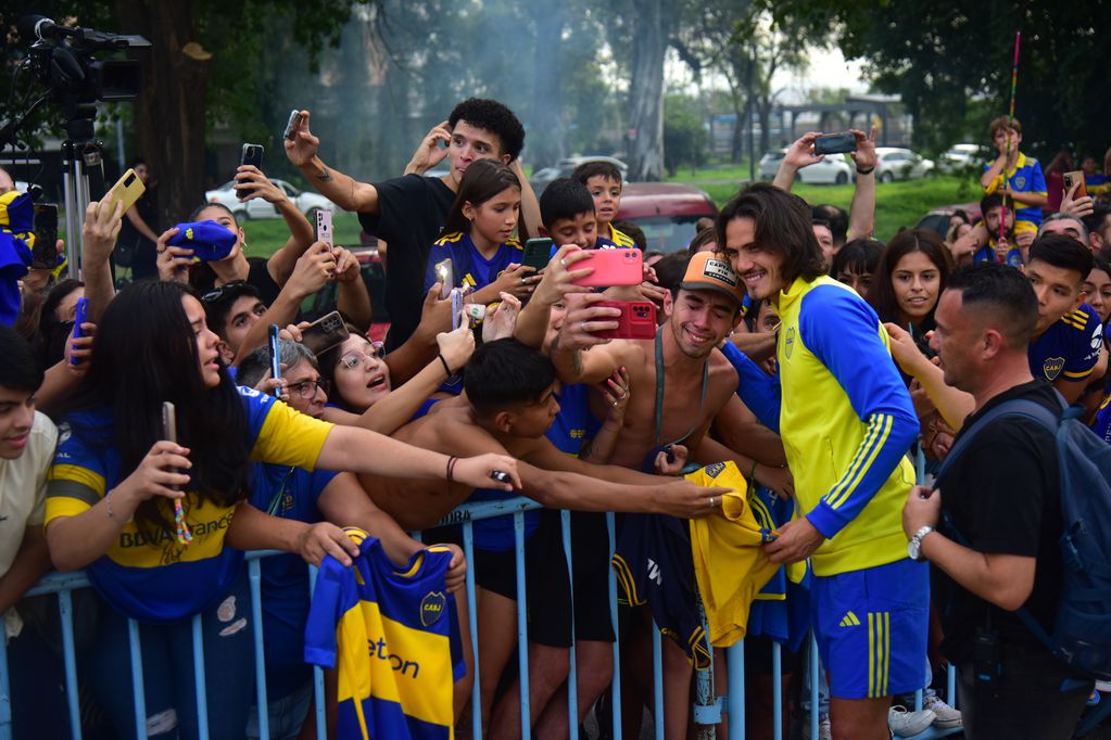 Boca en Córdoba. El momento en que llegó el plantel a su concentración y saludó a los hinchas. (Pedro Castillo / La Voz)