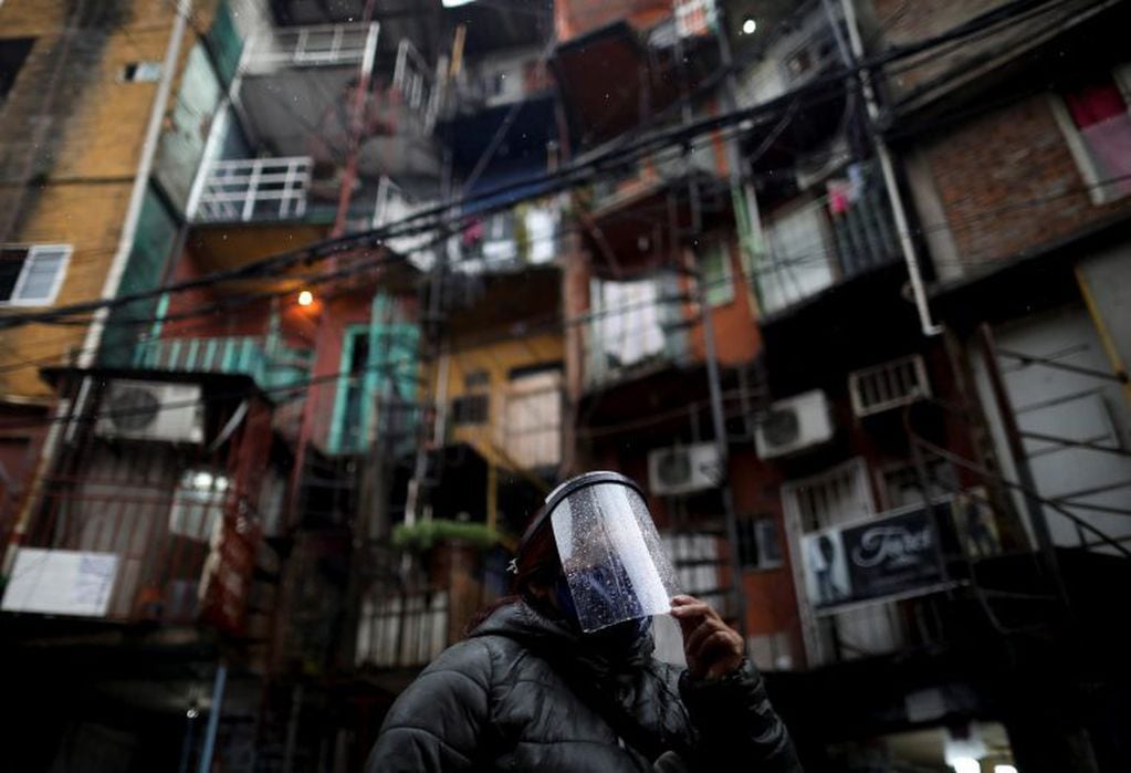 Una mujer se tapa la cara con una máscara en el Barrio 31 de Retiro (AP Photo/Natacha Pisarenko)