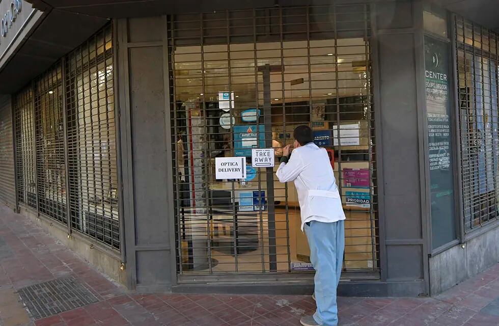 La mayoría de los comercios mendocinos no abrieron sus puertas, otros trabajan atendiendo bajo la modalidad "pase y lleve". Orlando Pelichotti /Los Andes