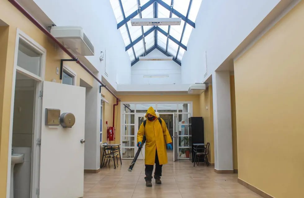 El fin de semana el Municipio de Tolhuin, a través de la Dirección de Defensa Civil llevó adelante tareas de desinfección en las instalaciones del edificio educativo Ramón Alberto Trejo Noel.