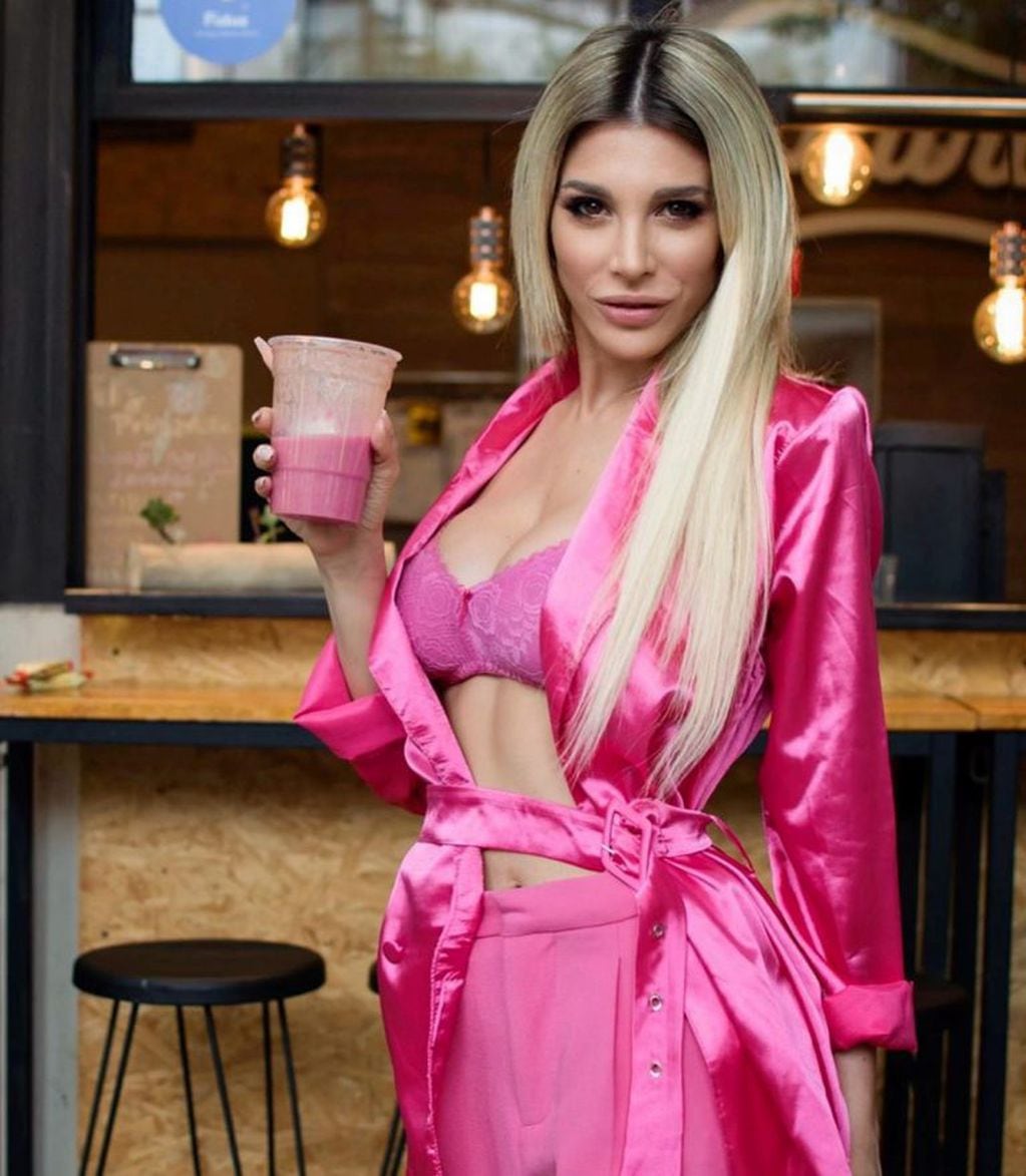 El sensual vestuario de Stefy Xipolitakis para ir a trabajar: conjunto rosa y corpiño a la luz