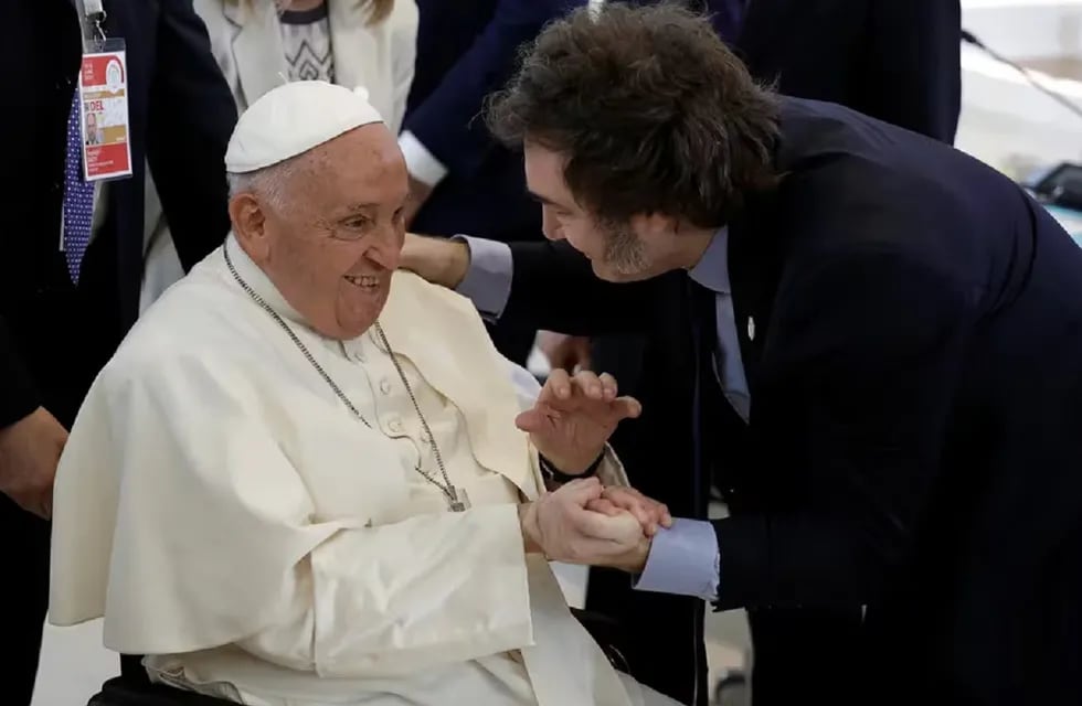 El presidente Javier Milei y el papa Francisco se reencontraron en la cumbre del G7 (Foto gentileza)
