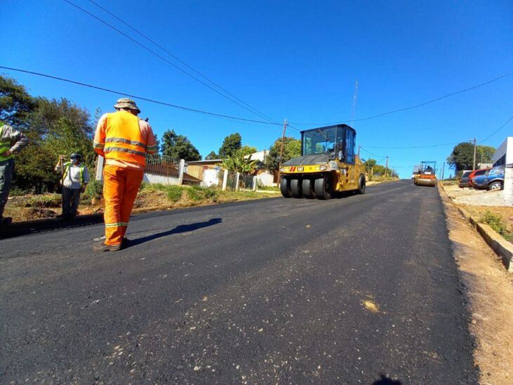 Bernardo de Irigoyen: la Dirección Provincial de Vialidad ejecutó obras de asfalto sobre empedrado