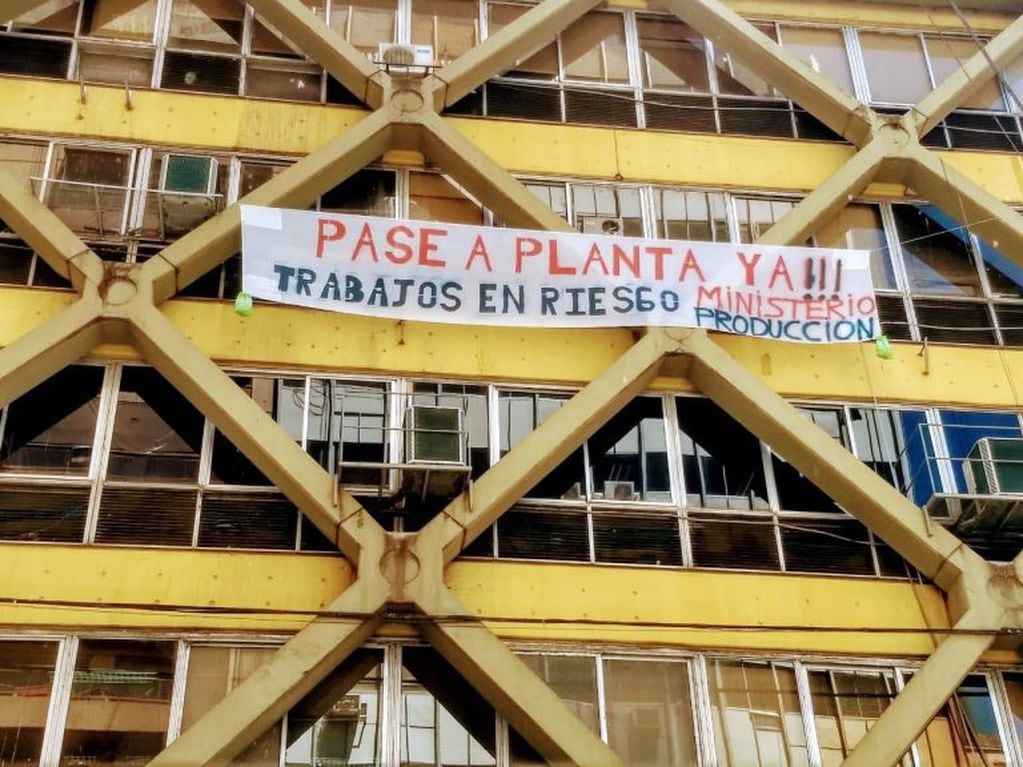 Trabajadores precarizados del Estado provincial reclaman el pase a planta. (Via Rosario)