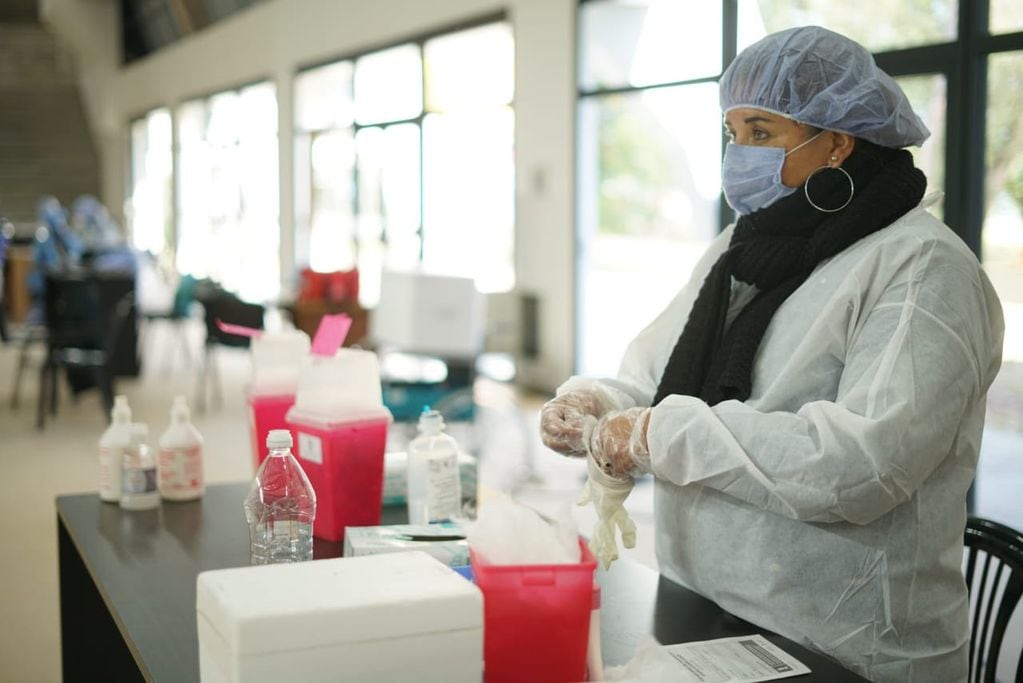 Con las medidas de bioseguridad exigidas, se llevó a cabo una nueva jornada de vacunación contra el Covid-19 este lunes en Carlos Paz.