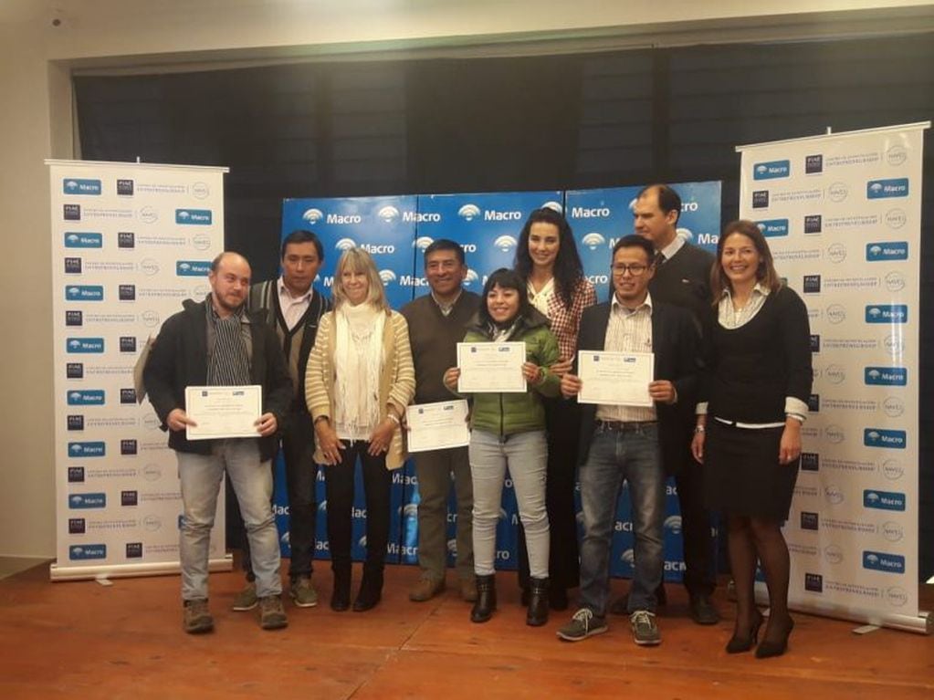 Los cinco ganadores del Proyecto Naves de Jujuy con directivas de Banco Macro y el IAE bussiness school.