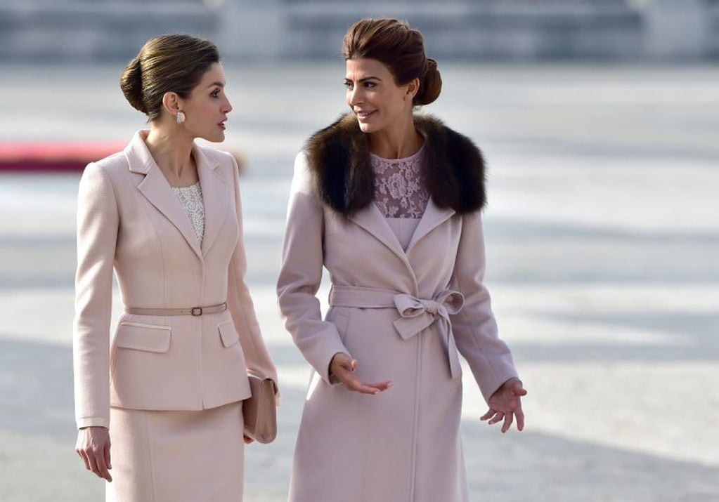 Spain's Queen Letizia and Argentinian First Lady Juliana Awada (R) speak as they walk together during a welcoming ceremony at the Royal Palace in Madrid on February 22, 2017. / AFP PHOTO / GERARD JULIEN
