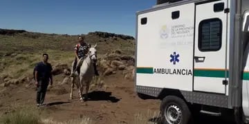 Dos médicos atendieron a un paciente en el medio de la montaña