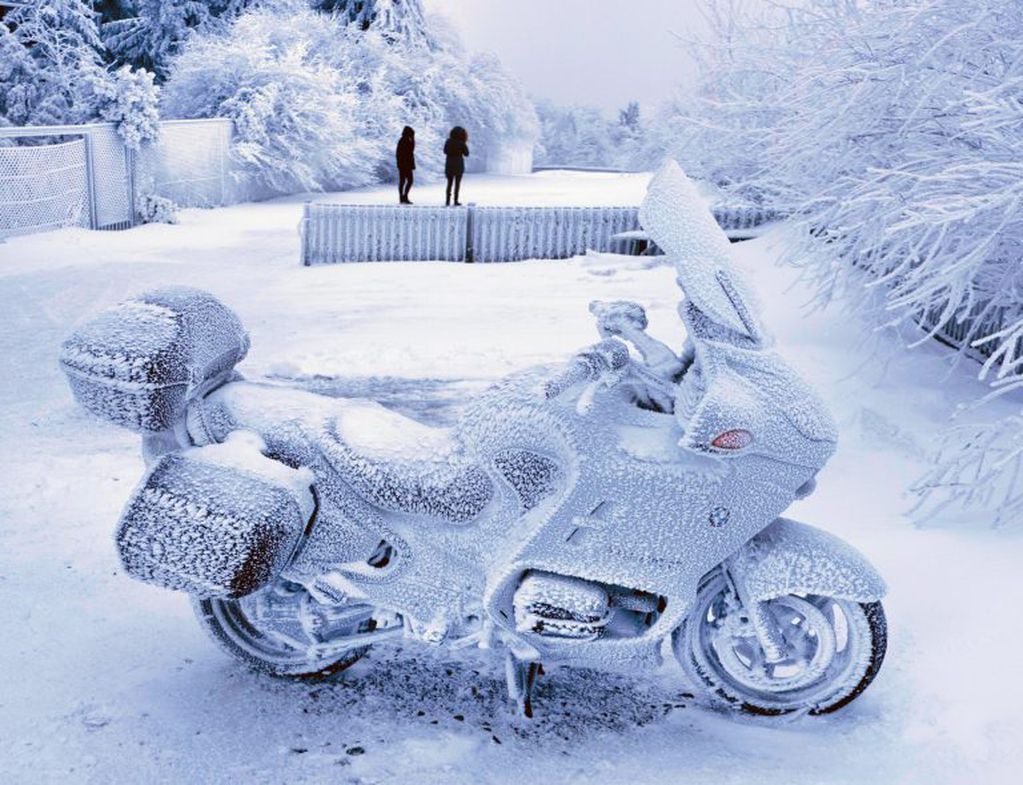 Una moto cubierta de nieve y hielo, ya que está estacionada en la cima de la montaña Feldberg cerca de Frankfurt, Alemania. Crédito: AP Photo/Michael Probst.