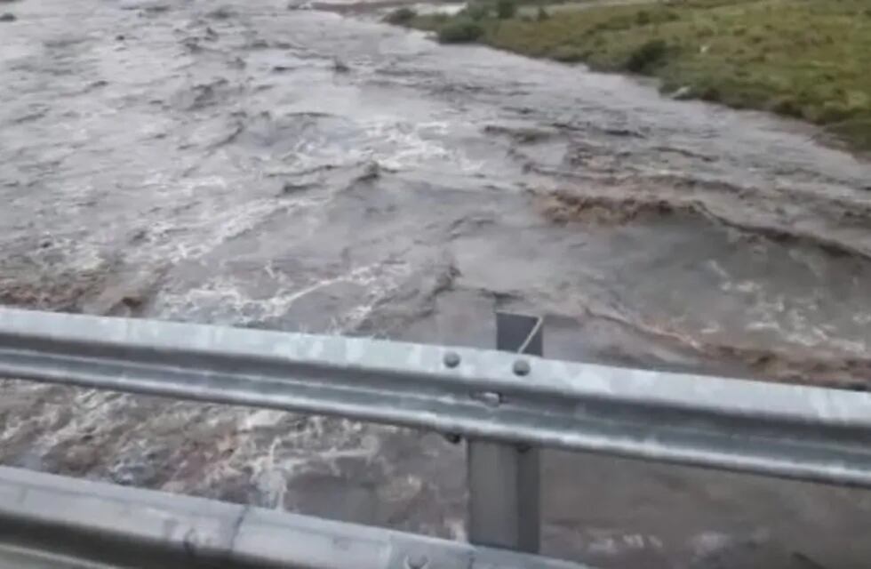 Sorpresiva creciente del Río San Clemente en Calamuchita tras las lluvias.