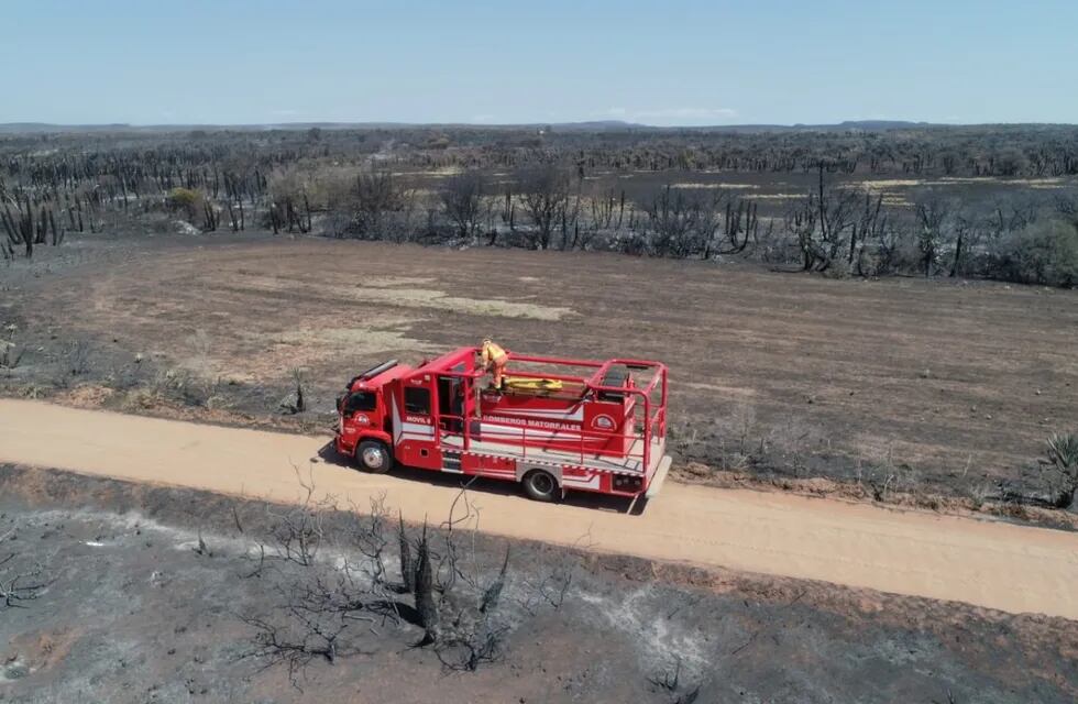 Una autobomba de bomberos voluntarios, este jueves, sobre caminos rodeados de monte ya quemado, en el norte provincial. (Gentileza Federación de Bomberos)