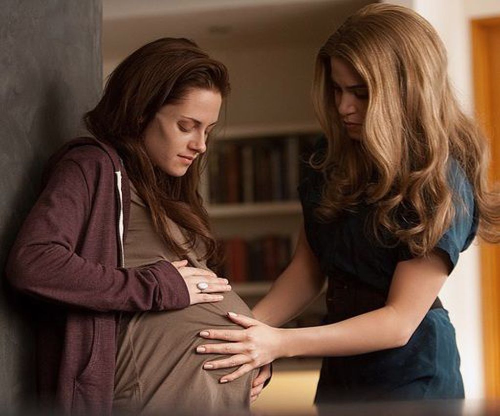 Según la película, el embarazo de Bella duro veintiocho días, en lugar de los nueve meses normales
