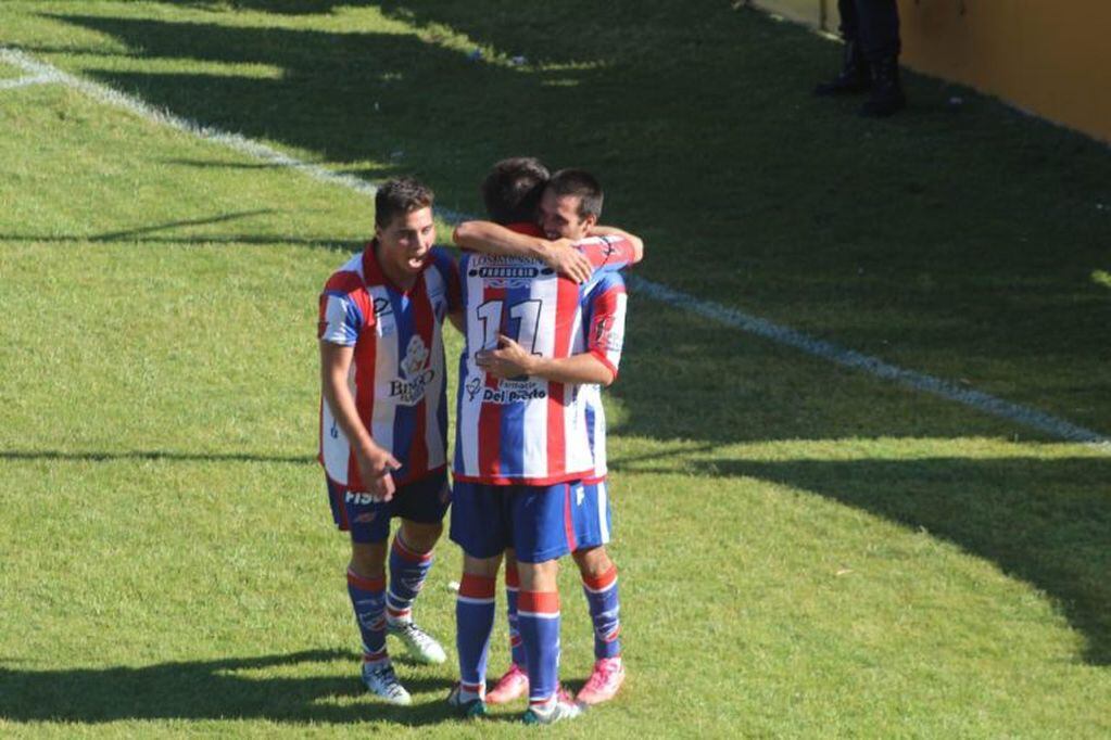Martorano testigo del abrazo entre los dos artífices el primer gol, Navarro (11) y Scalco